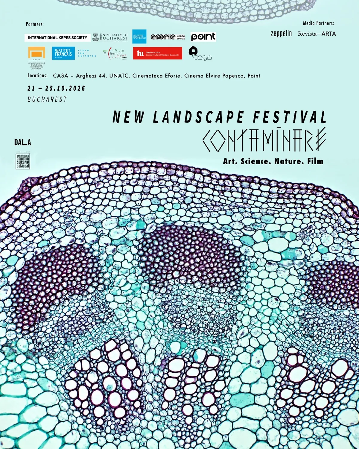 Afișul New Landscape Festival, Contaminare. Art. Science. Nature. Film, 21-25 octombrie 2026, București: secțiune microscopică prin țesut vegetal în turcoaz și violet, cu logourile partenerilor.